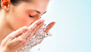 آب به تنهایی برای شستشوی صورت کافی نیست! (راهنمای نهایی دما و روش)