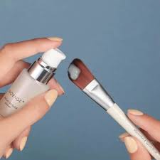 سرم صورت؛ قهرمان روتین پوستی! چرا باید حتما بعد از سرم از کرم مرطوب کننده استفاده کرد؟