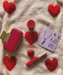 ۱۰ ایده هدیه ولنتاین اوریفلیم (۱۴۰۴) | از عطر تا ست دونفره + راهنمای خرید